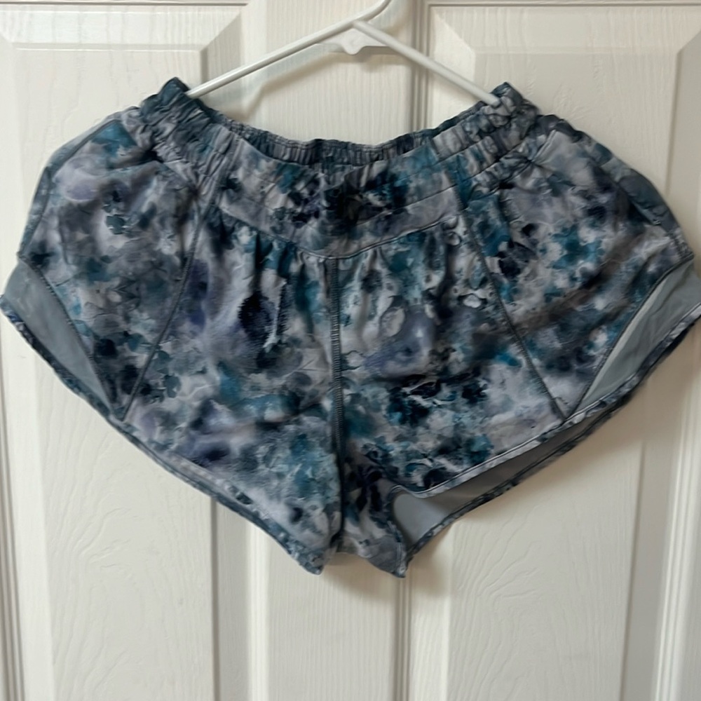 Lululemon size 8 hotty hot shorts with liner 2.5” inseam